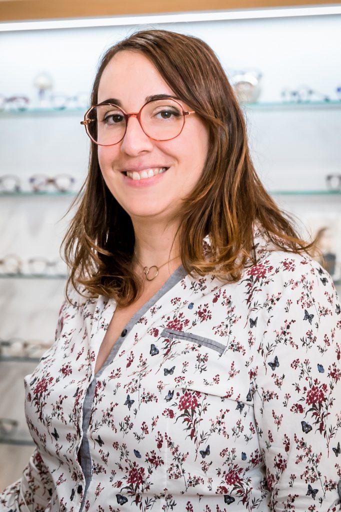 Aude, opticienne diplômée depuis 2009, elle détient également 2 diplômes universitaires supplémentaires en examen de vue et lentilles de contact. Chez Les Lunettes de Pauline